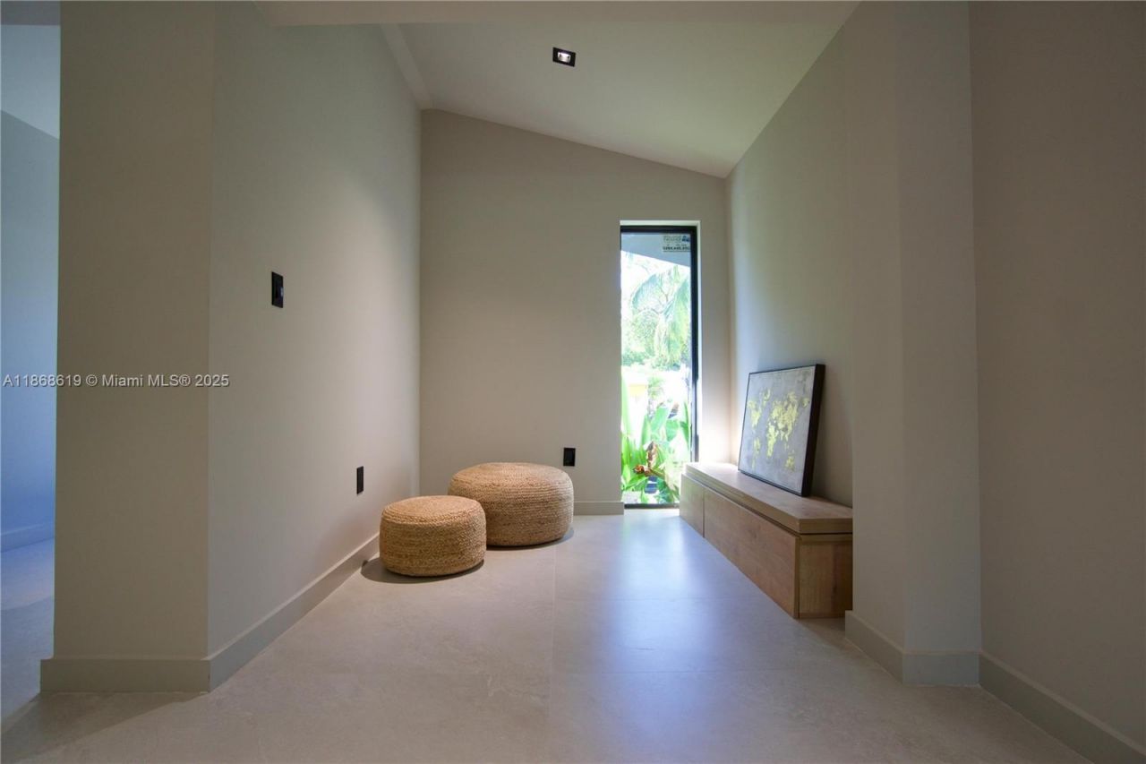 2155 SW 25th Ter, Miami, FL 33133 Photo