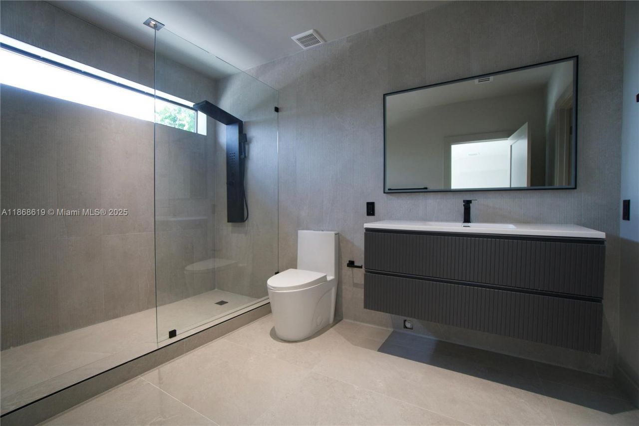 2155 SW 25th Ter, Miami, FL 33133 Photo