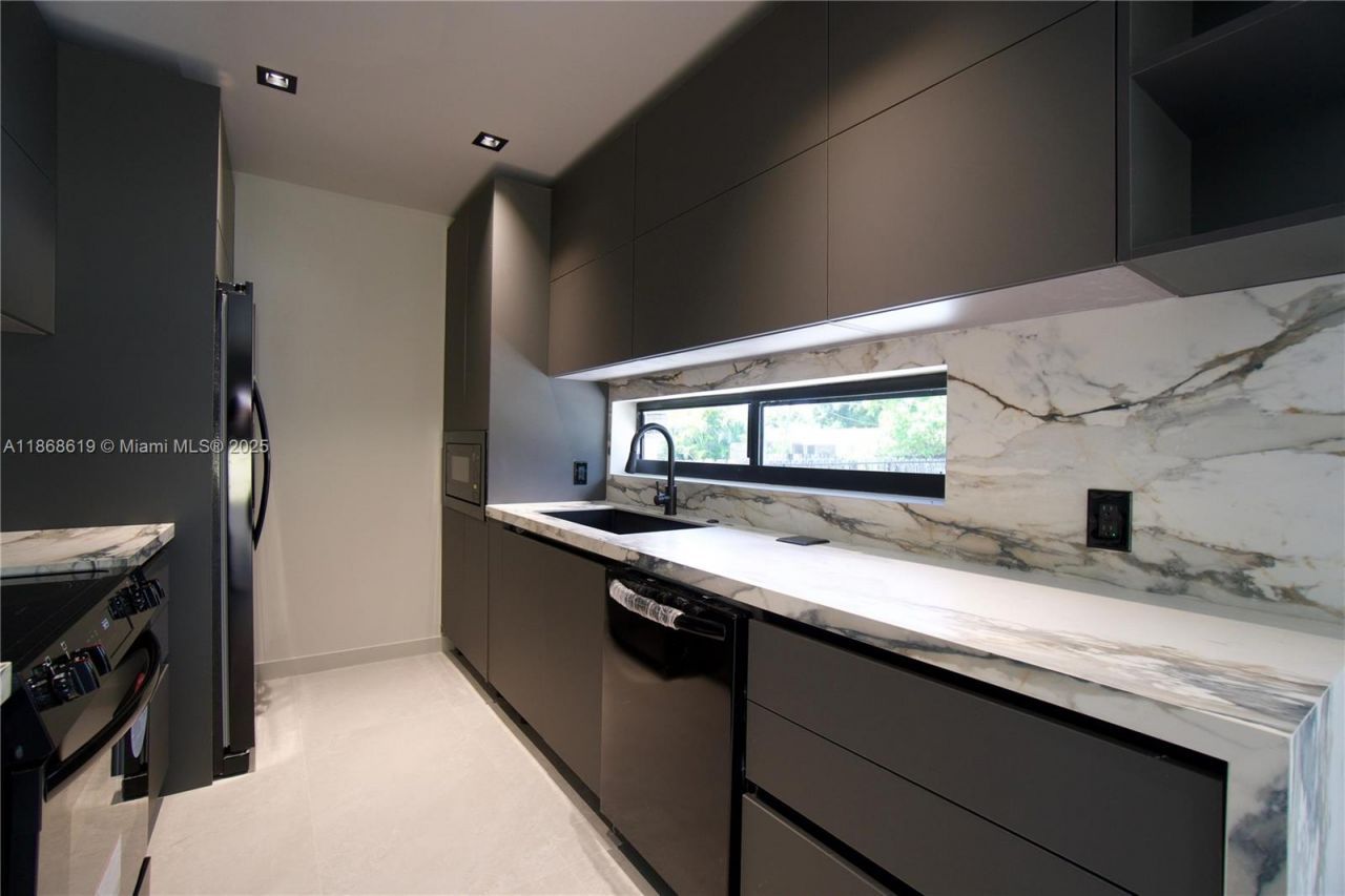 2155 SW 25th Ter, Miami, FL 33133 Photo