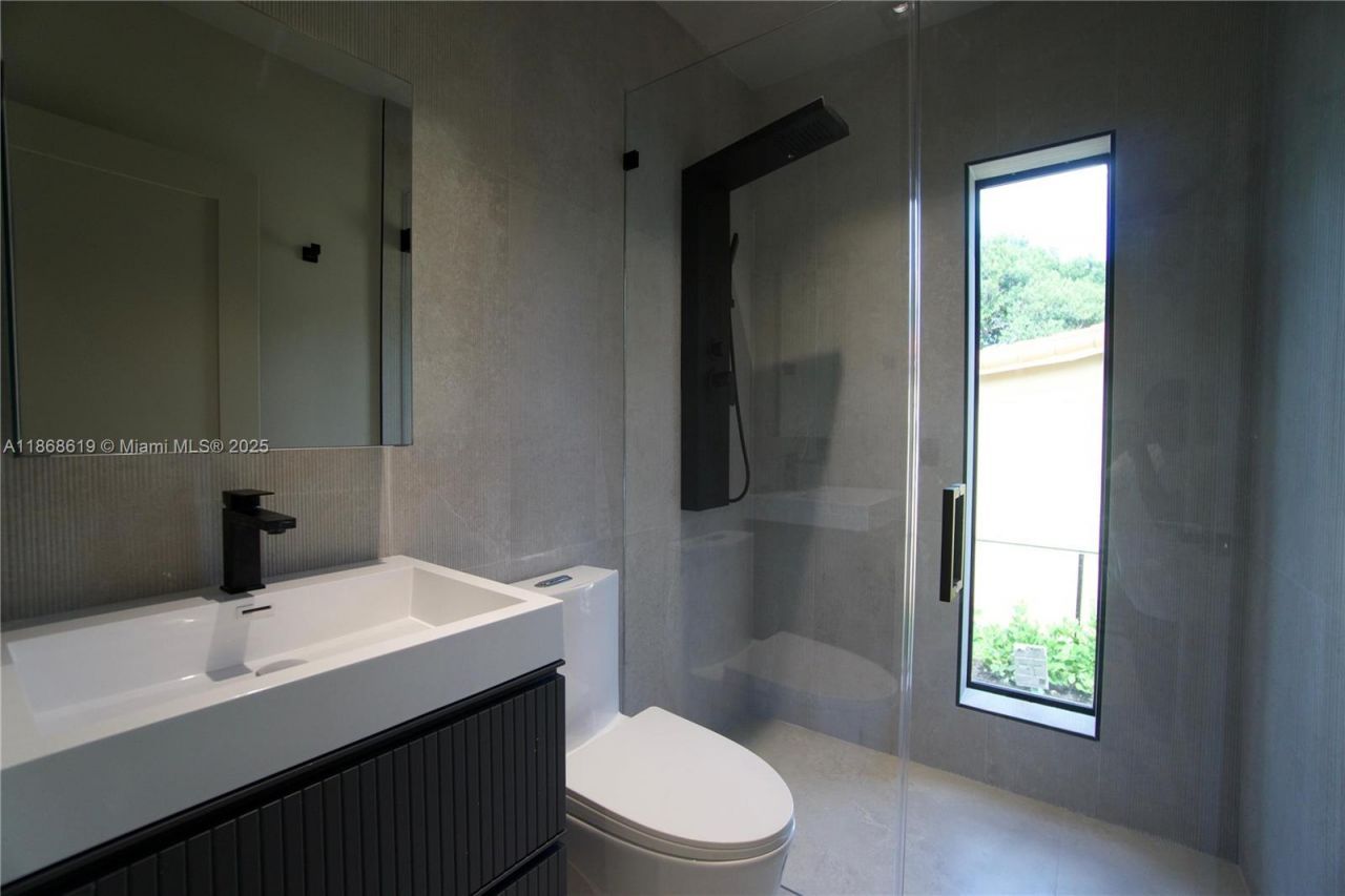 2155 SW 25th Ter, Miami, FL 33133 Photo