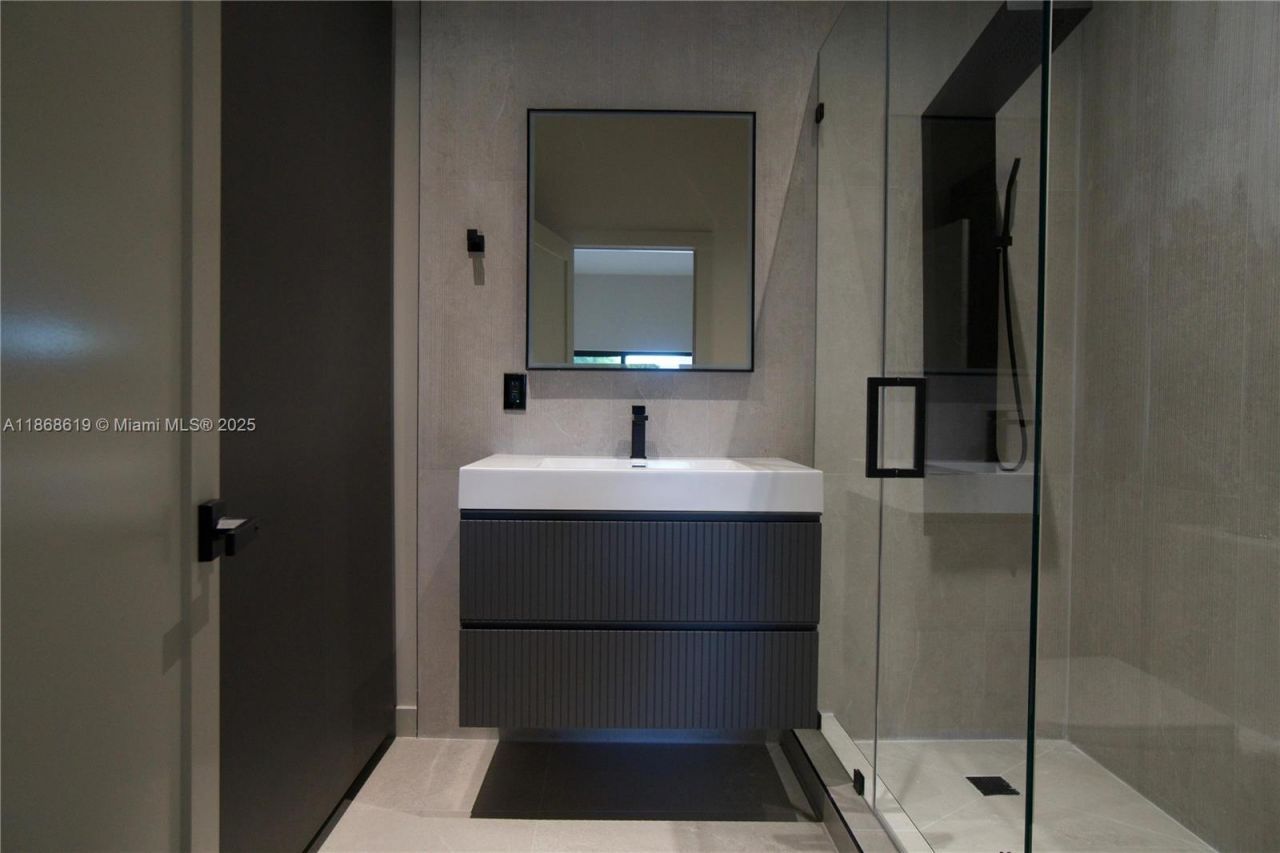 2155 SW 25th Ter, Miami, FL 33133 Photo