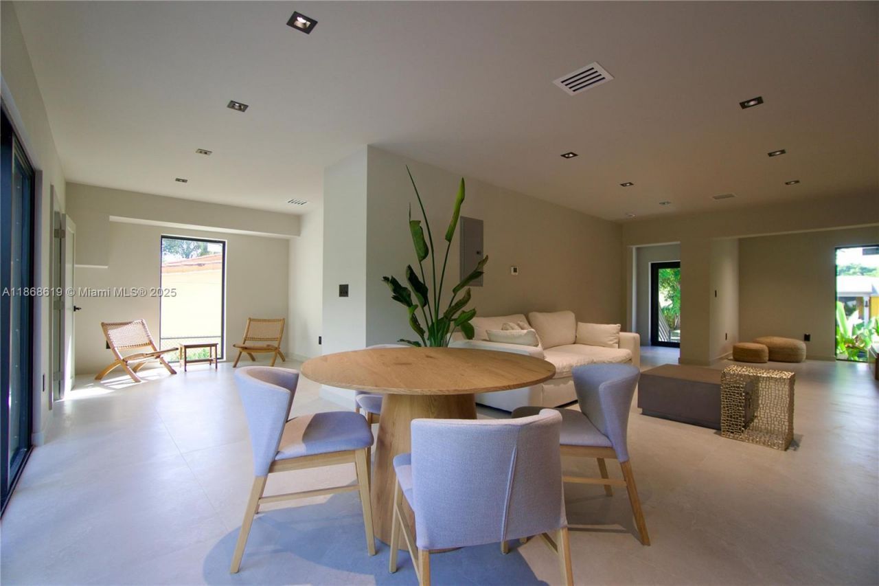 2155 SW 25th Ter, Miami, FL 33133 Photo