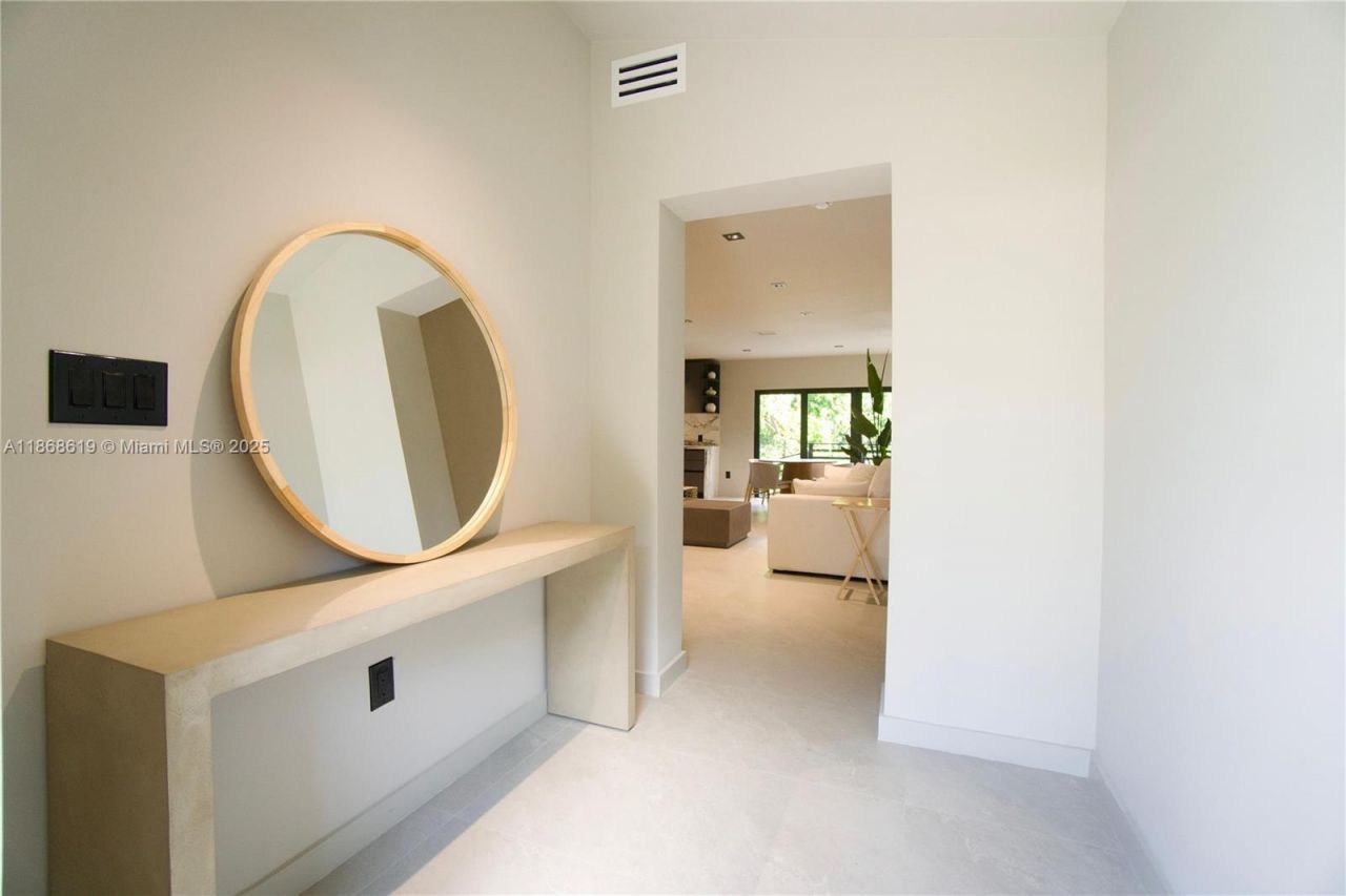 2155 SW 25th Ter, Miami, FL 33133 Photo