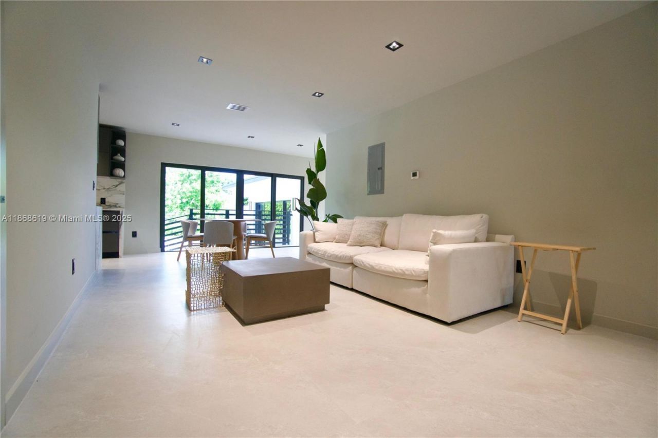 2155 SW 25th Ter, Miami, FL 33133 Photo