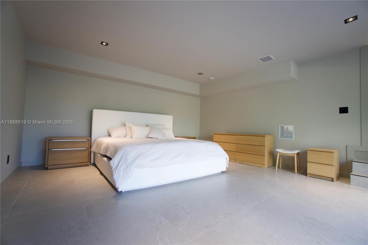 2155 SW 25th Ter, Miami, FL 33133 Photo