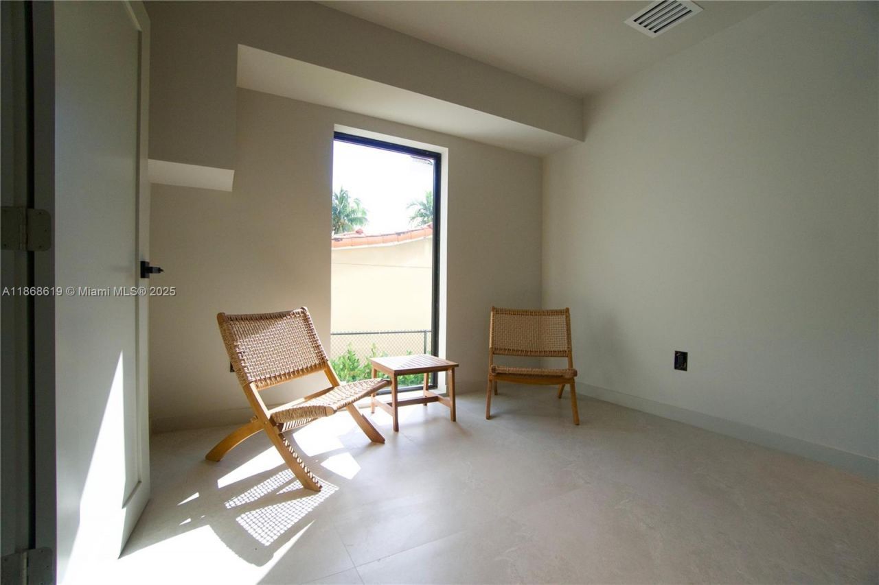 2155 SW 25th Ter, Miami, FL 33133 Photo