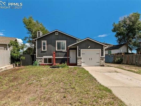 2025 Grosbear Lane, Colorado Springs, CO 80916