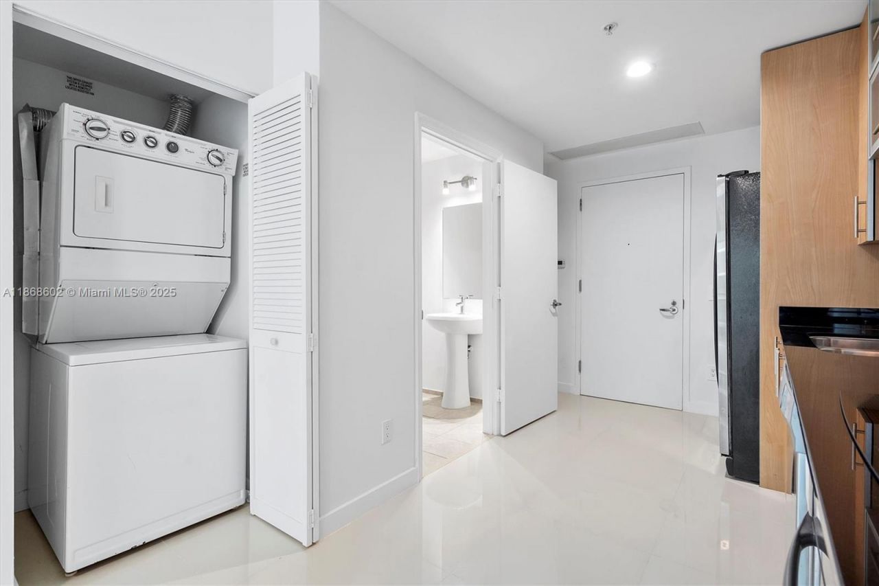 60 SW 13th St, Unit 2420, Miami, FL 33130 Photo