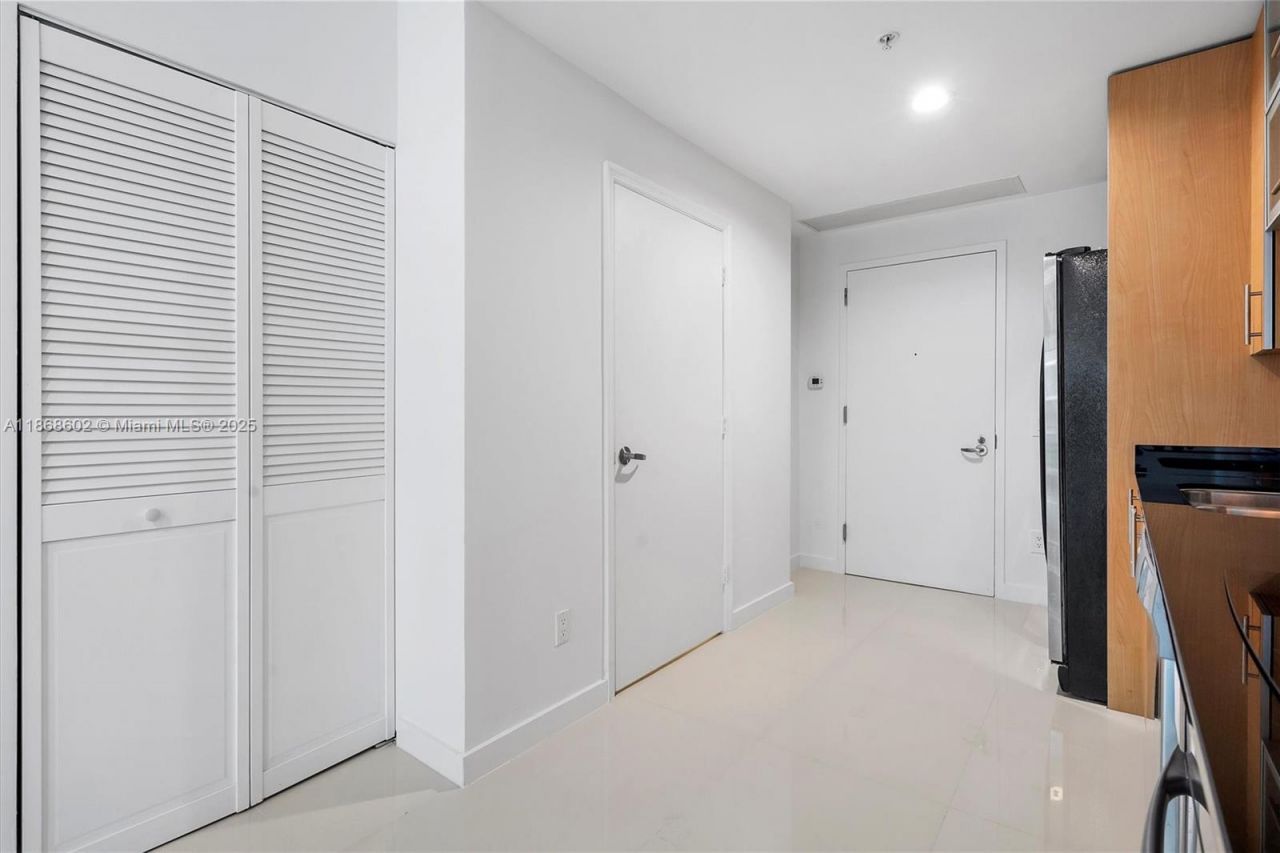 60 SW 13th St, Unit 2420, Miami, FL 33130 Photo