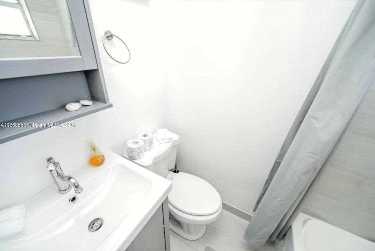 3030 Collins Ave, Unit 4F, Miami Beach, FL 33140 Photo