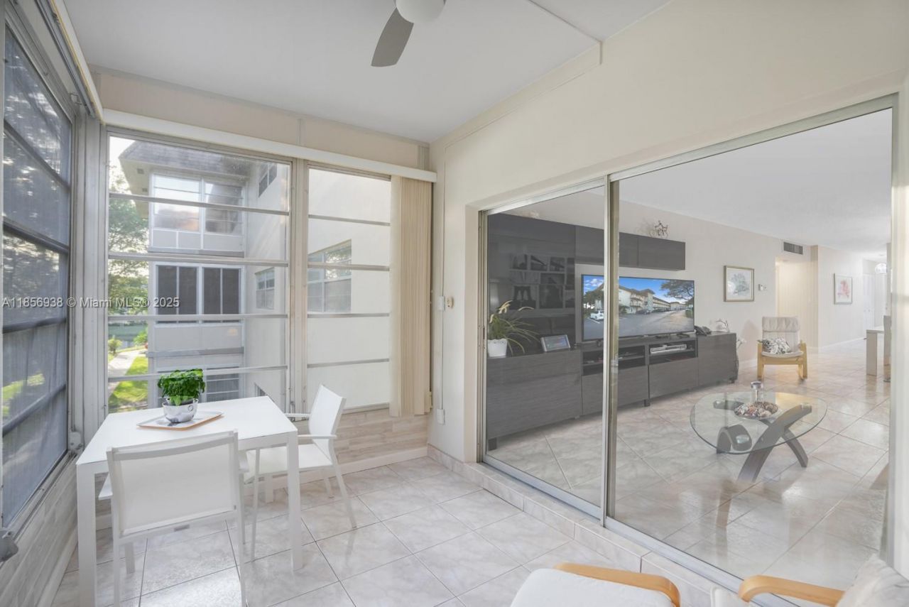 5102 NW 36th St, Unit 511, Lauderdale Lakes, FL 33319 Photo