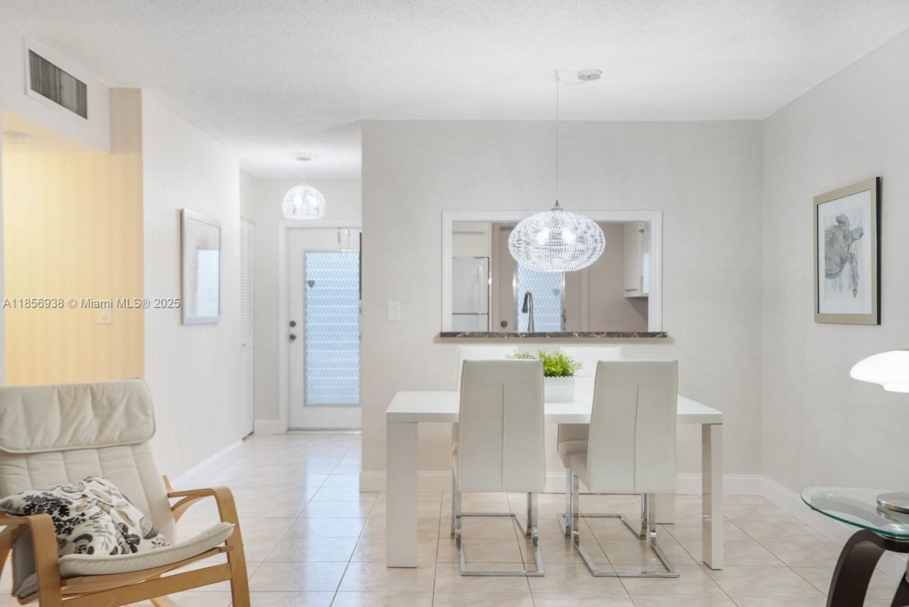 5102 NW 36th St, Unit 511, Lauderdale Lakes, FL 33319 Photo