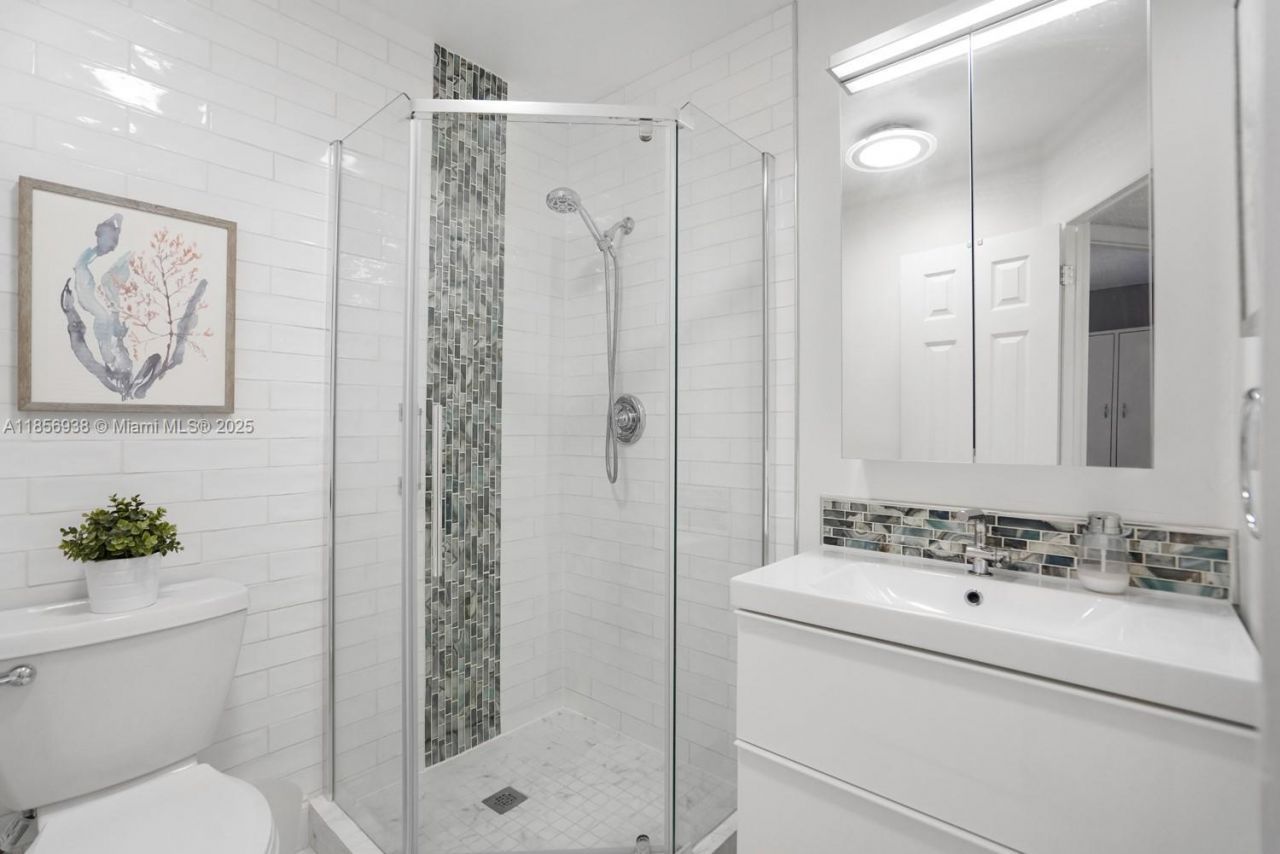 5102 NW 36th St, Unit 511, Lauderdale Lakes, FL 33319 Photo