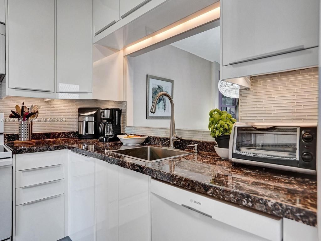 5102 NW 36th St, Unit 511, Lauderdale Lakes, FL 33319 Photo