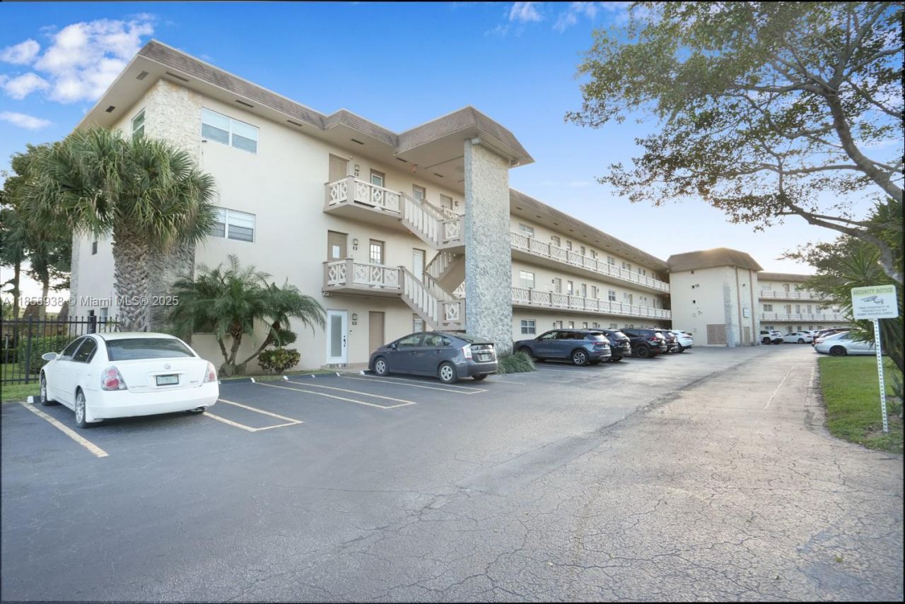 5102 NW 36th St, Unit 511, Lauderdale Lakes, FL 33319 Photo