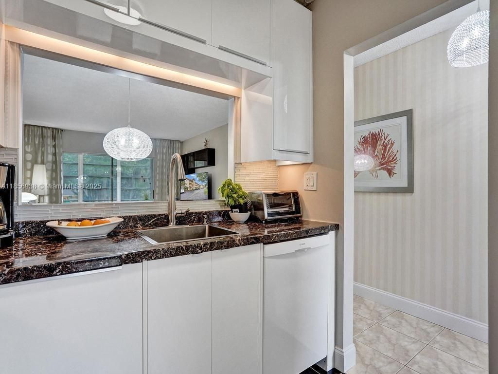 5102 NW 36th St, Unit 511, Lauderdale Lakes, FL 33319 Photo