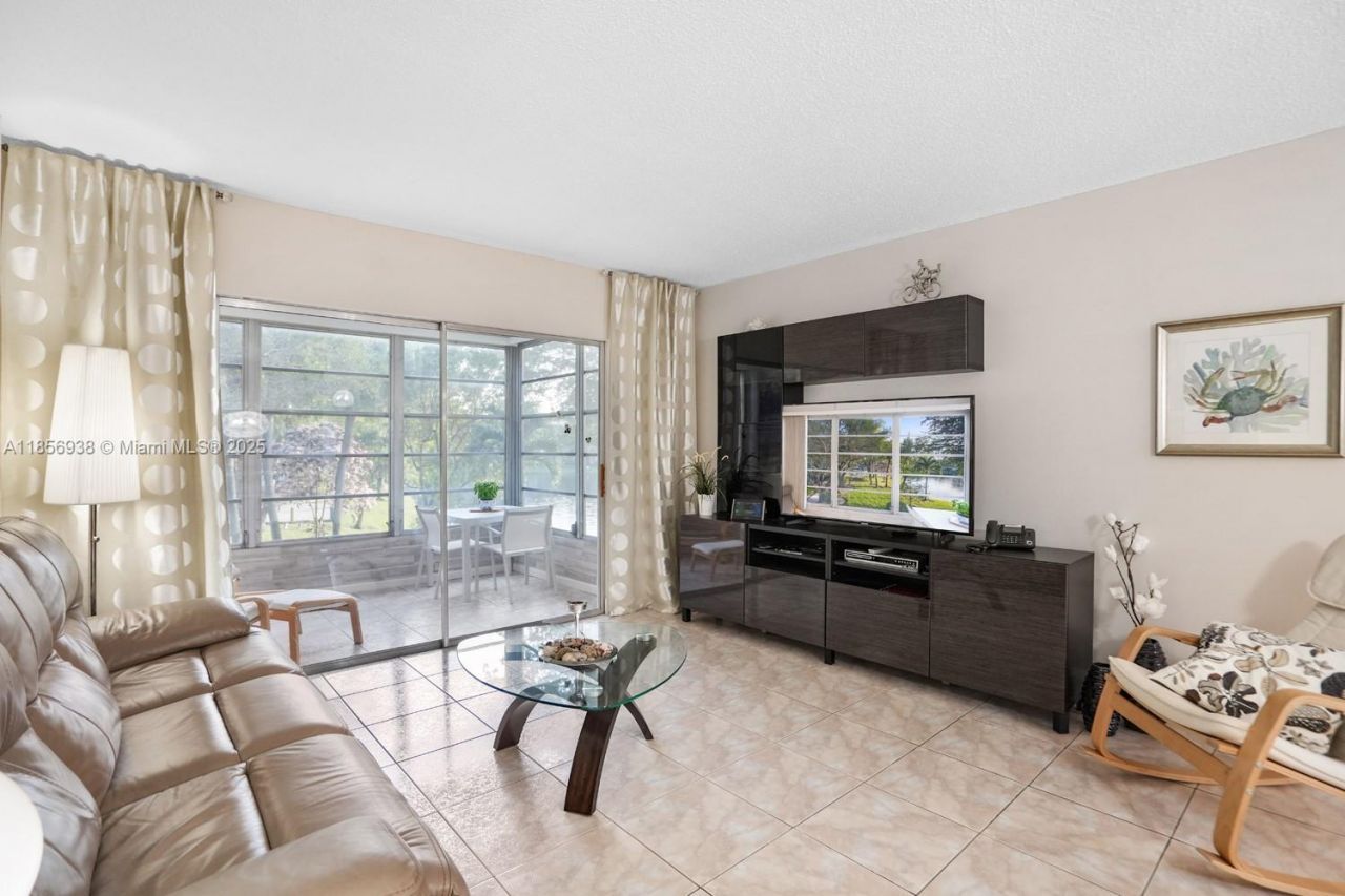 5102 NW 36th St, Unit 511, Lauderdale Lakes, FL 33319 Photo