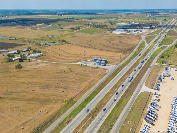 5775 W Interstate 10, Seguin, TX 78155