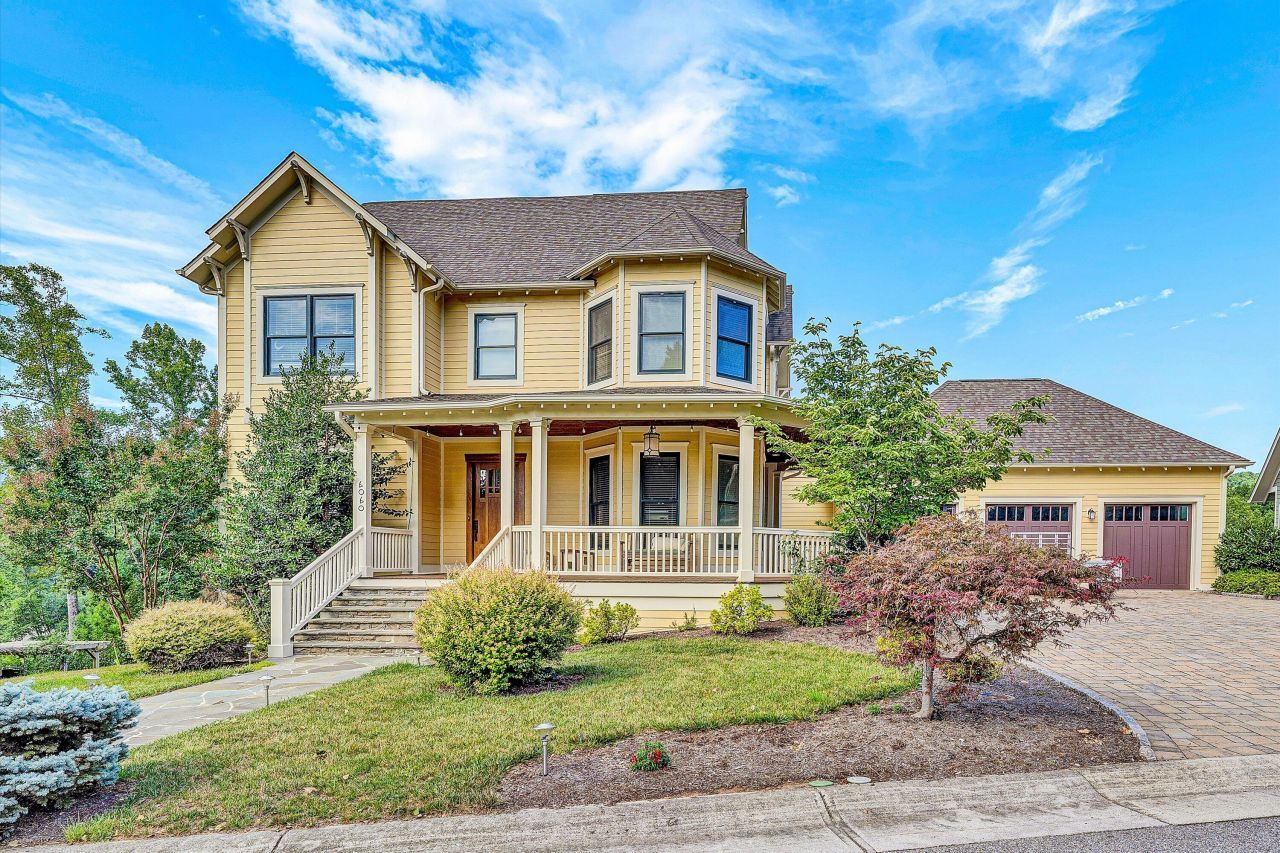 6060 Roycroft Dr, Roanoke, VA 24018 Main Photo