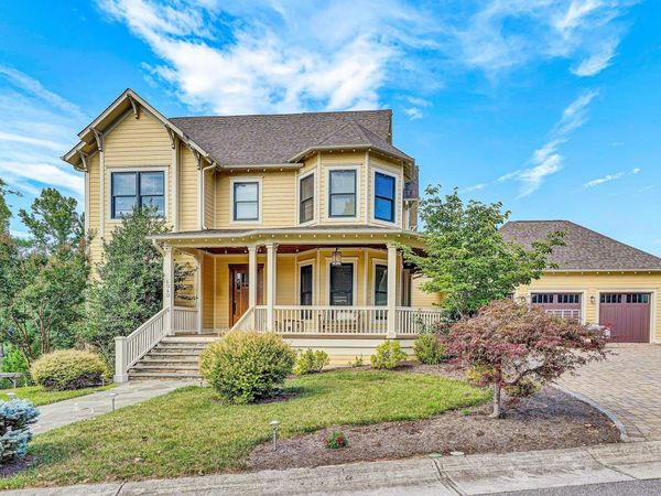 6060 Roycroft DR, Roanoke, VA 24018