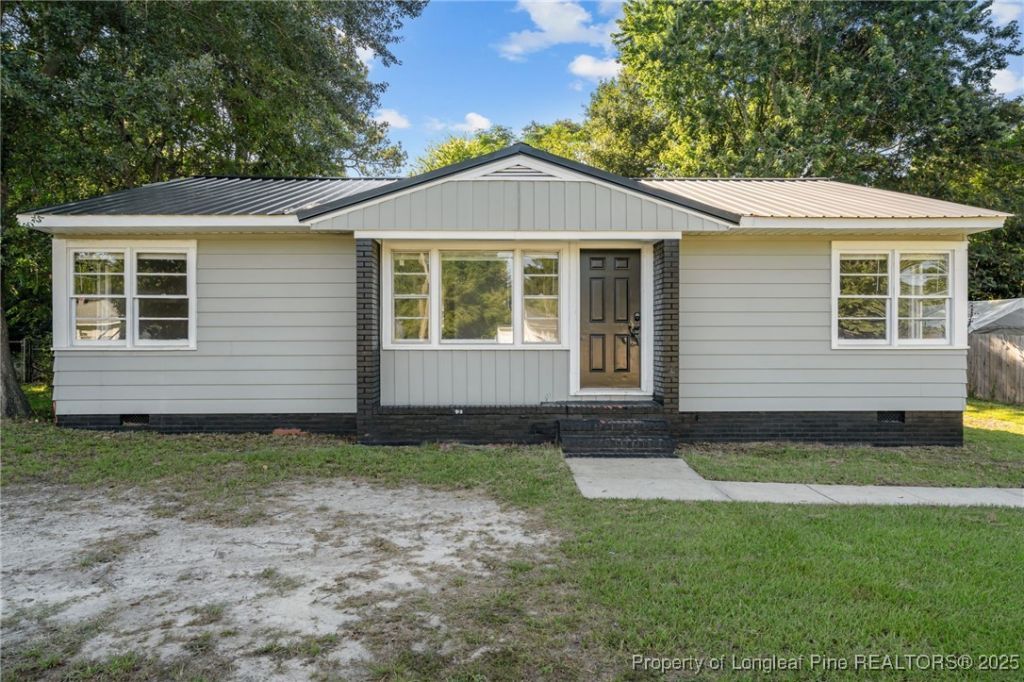 821 Sandalwood Drive, Fayetteville, NC 28304 Main Photo