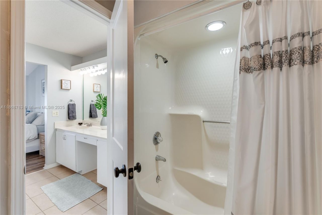 8730 Thomas Dr, Unit 409, Panama City, FL 32408 Photo