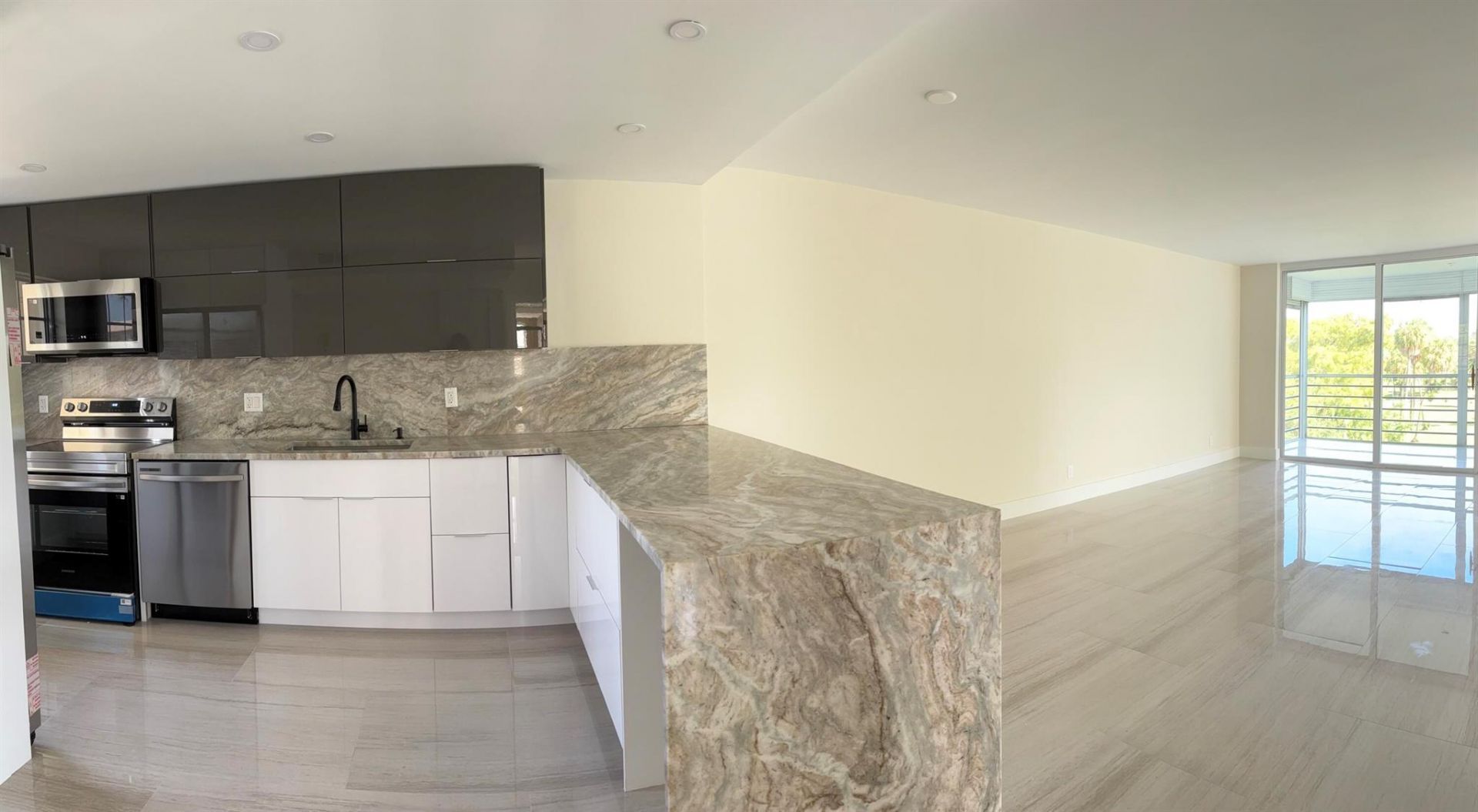 3960 Oaks Clubhouse Drive, Unit 401, Pompano Beach, FL 33069 Photo