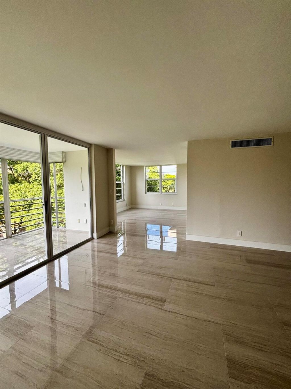 3960 Oaks Clubhouse Drive, Unit 401, Pompano Beach, FL 33069 Photo