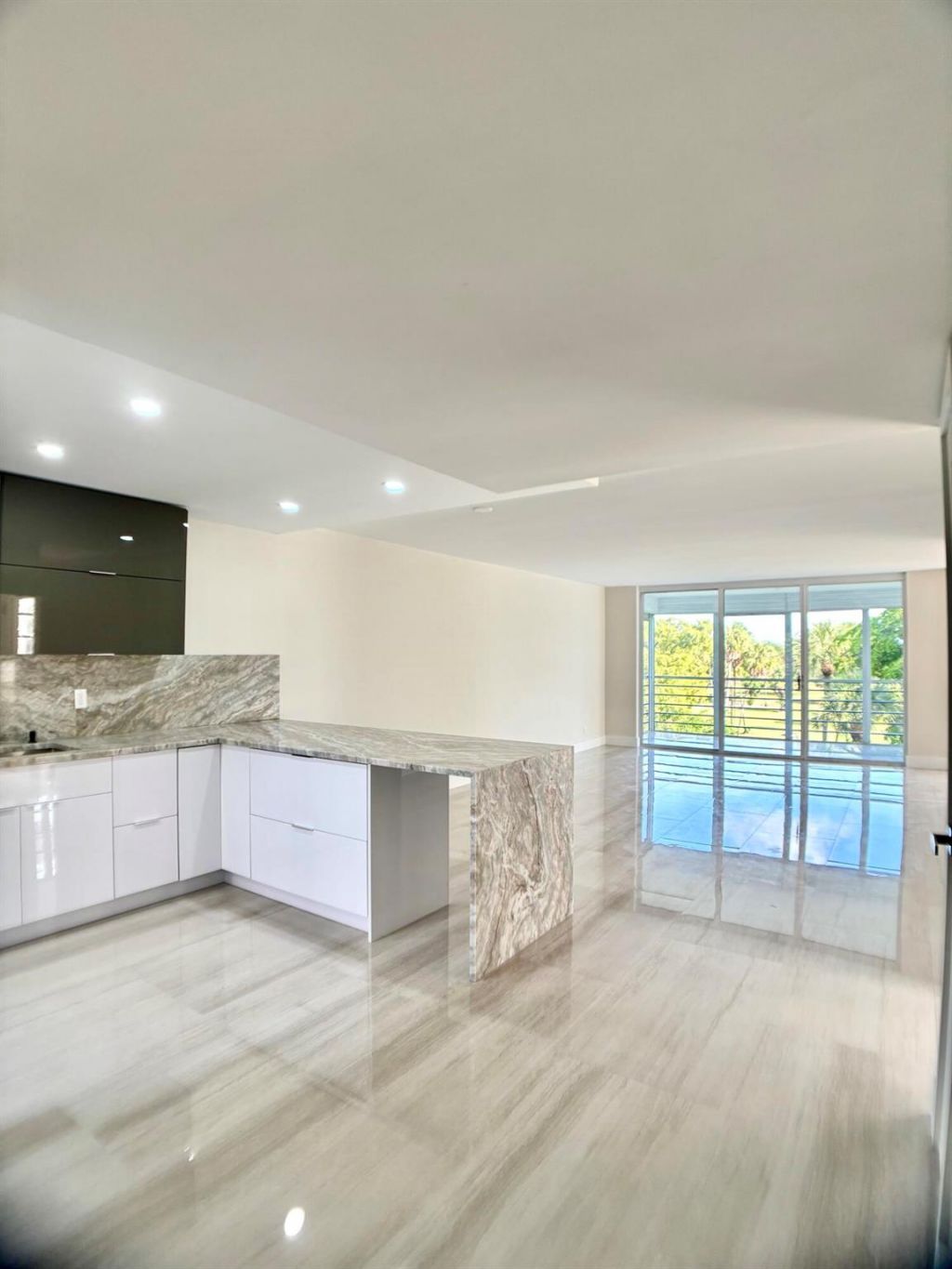 3960 Oaks Clubhouse Drive, Unit 401, Pompano Beach, FL 33069 Photo