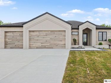2537 S 102nd Street, Lincoln, NE 68520