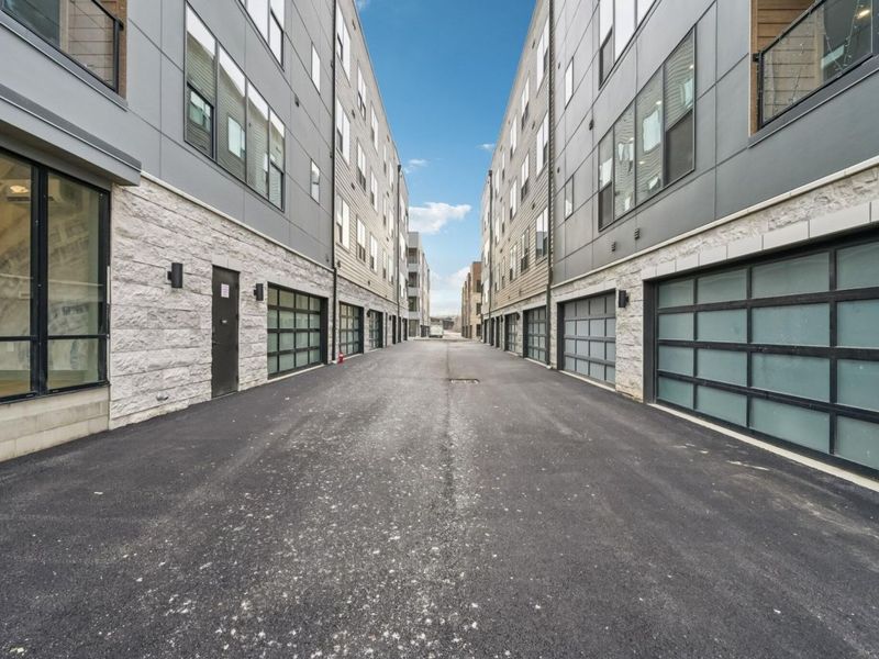 2867 Kobuk Drive, Unit 402, Columbus, OH 43228 Photo 2