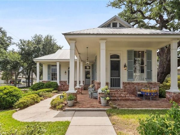 200 CARROLL Avenue, Bay St Louis, MS 39520