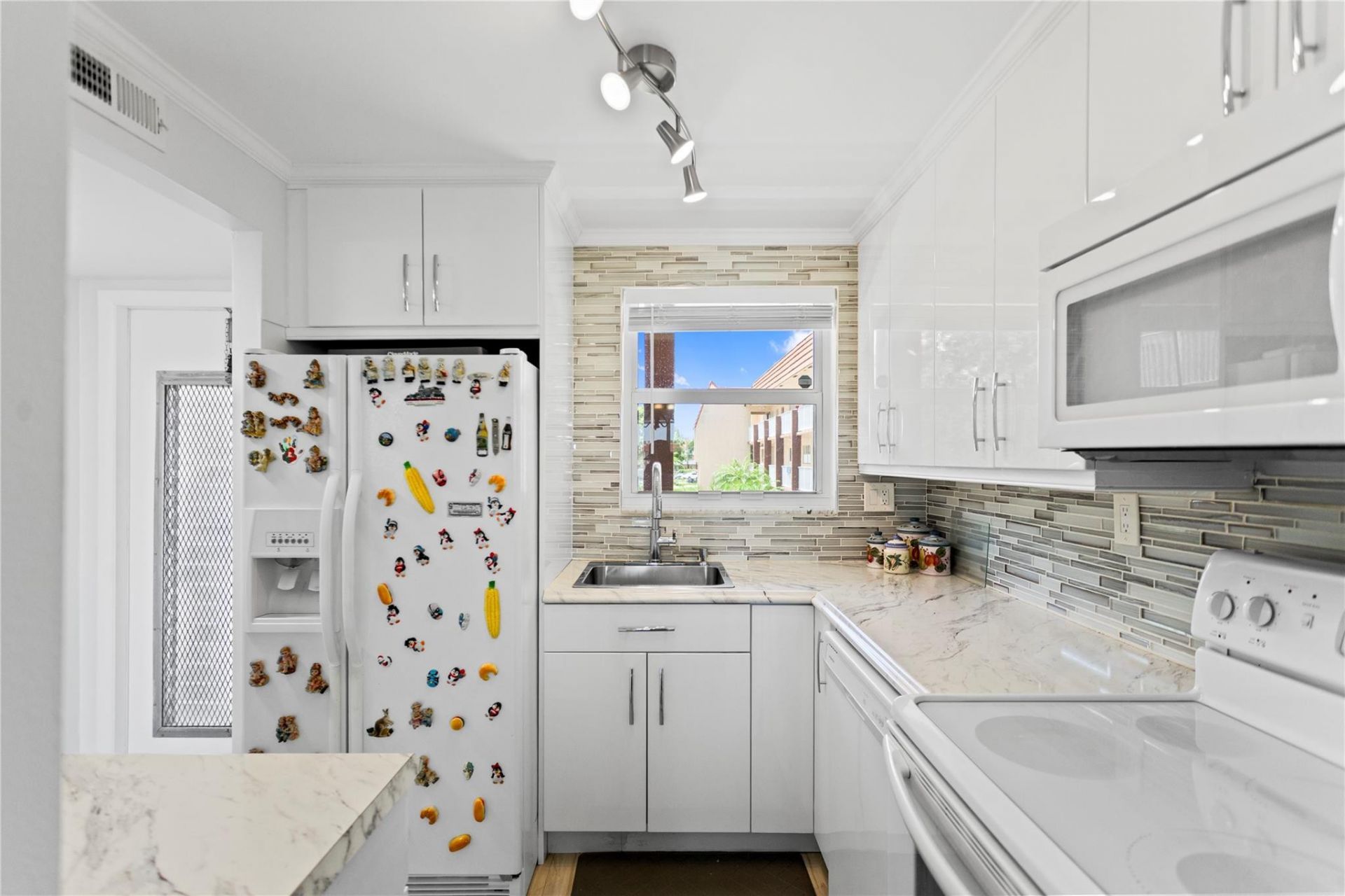 2801 N Pine Island Road, Unit 208, Sunrise, FL 33322 Photo