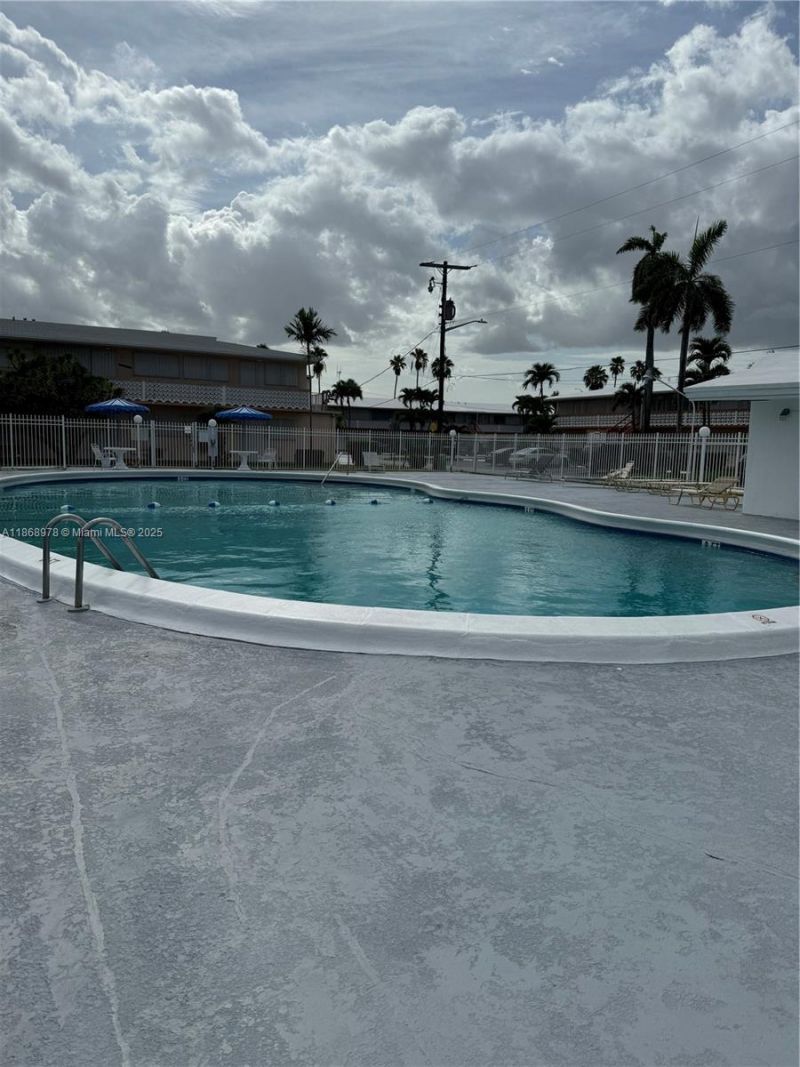 900 SW 11th Ave, Unit 8C, Hallandale Beach, FL 33009 Photo