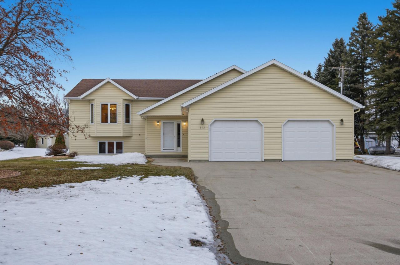612 Fairway Drive, Casselton, ND 58012 Main Photo