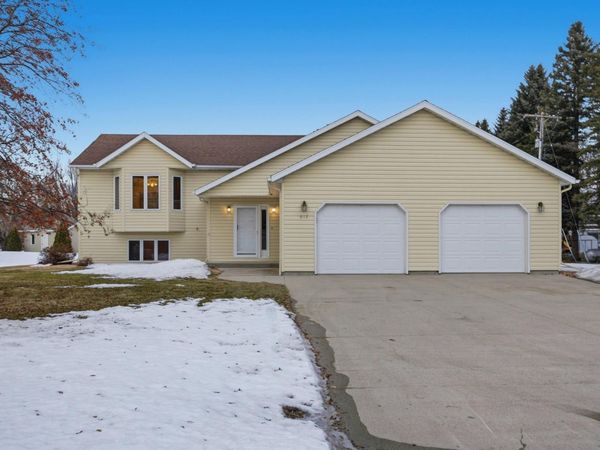 612 Fairway Drive, Casselton, ND 58012