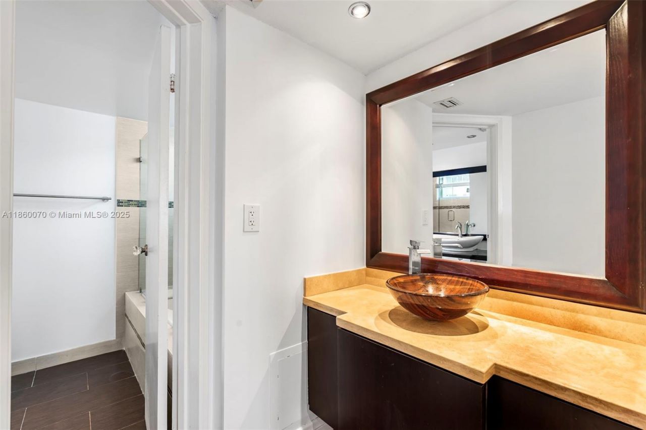 2401 Collins Ave, Unit 1808, Miami Beach, FL 33140 Photo