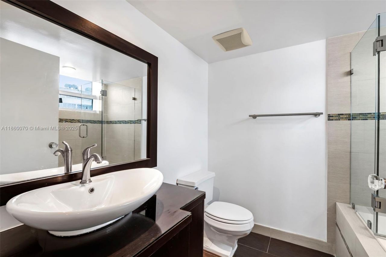 2401 Collins Ave, Unit 1808, Miami Beach, FL 33140 Photo