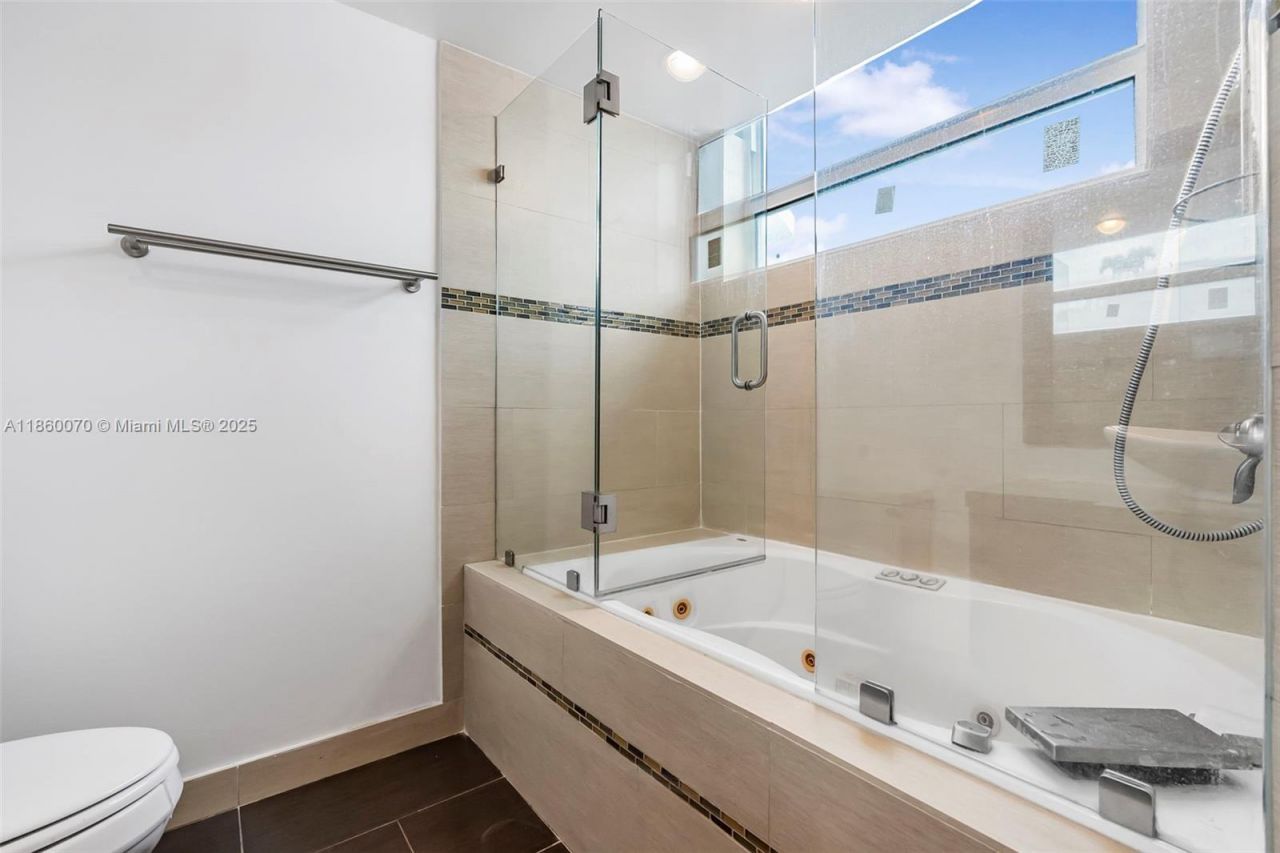 2401 Collins Ave, Unit 1808, Miami Beach, FL 33140 Photo