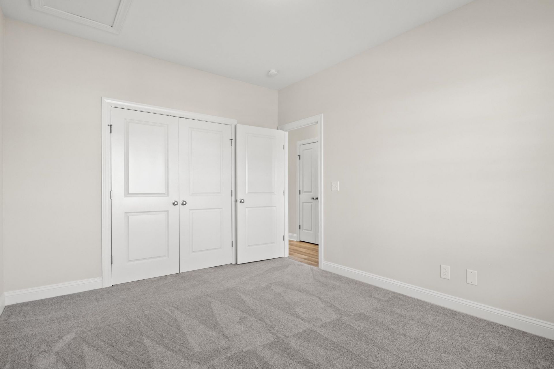 1165 Loop Circle Photo 12