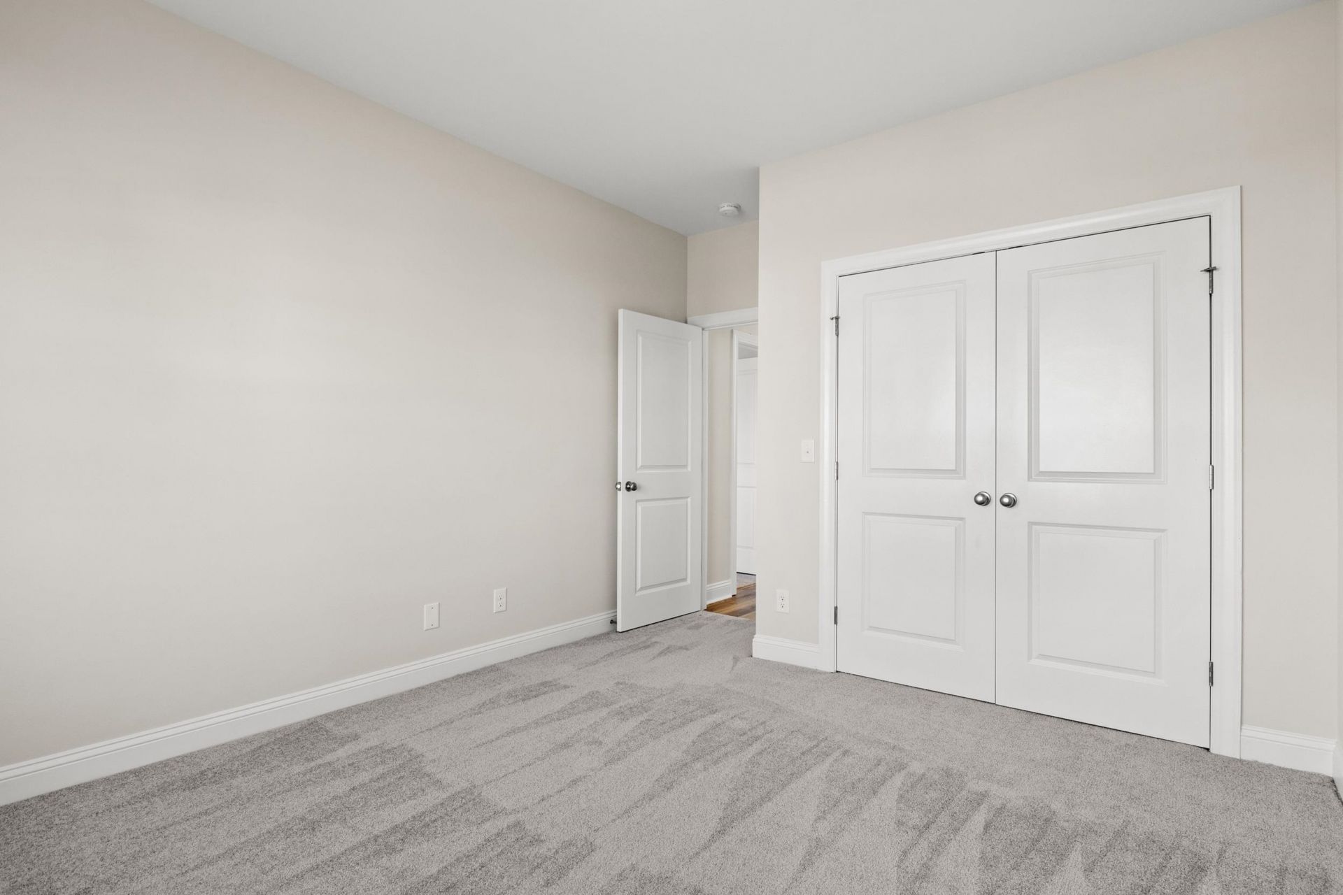 1165 Loop Circle Photo 14