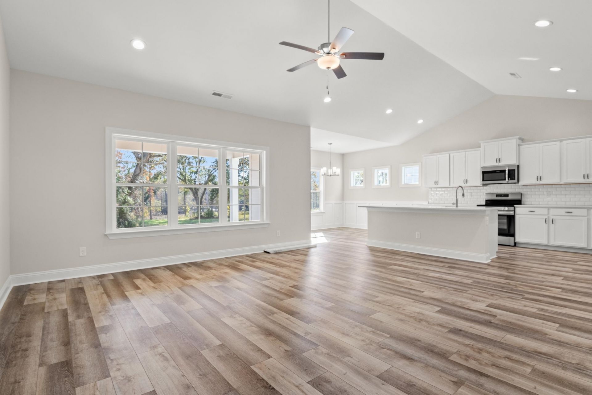 1165 Loop Circle Photo 2