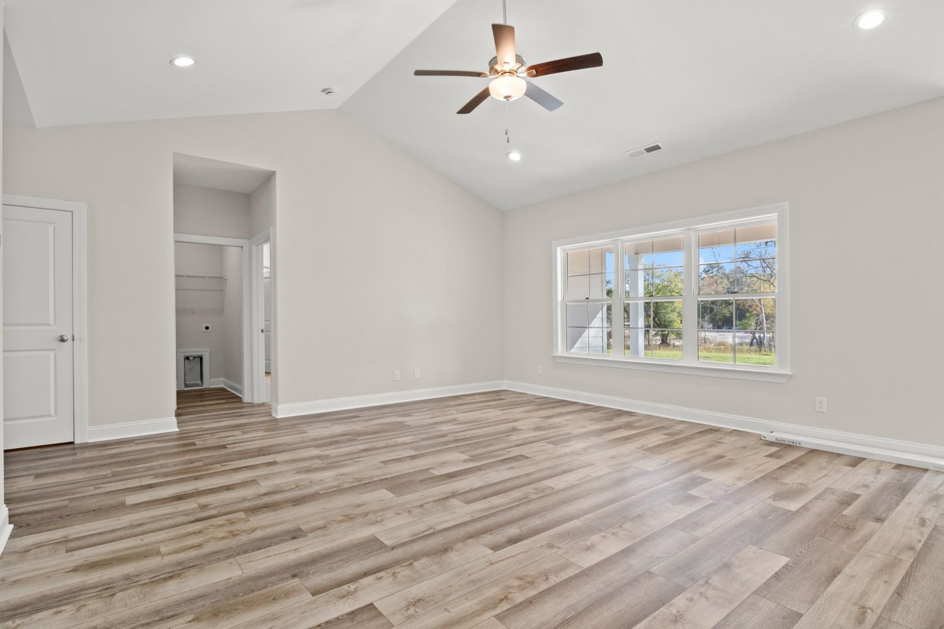 1165 Loop Circle Photo 3