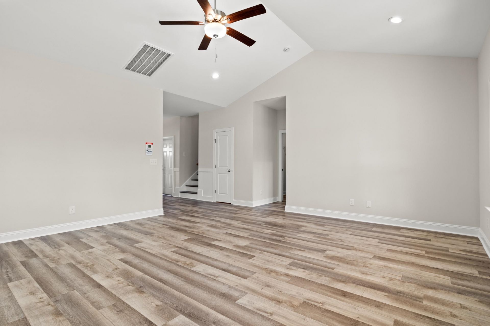 1165 Loop Circle Photo 4