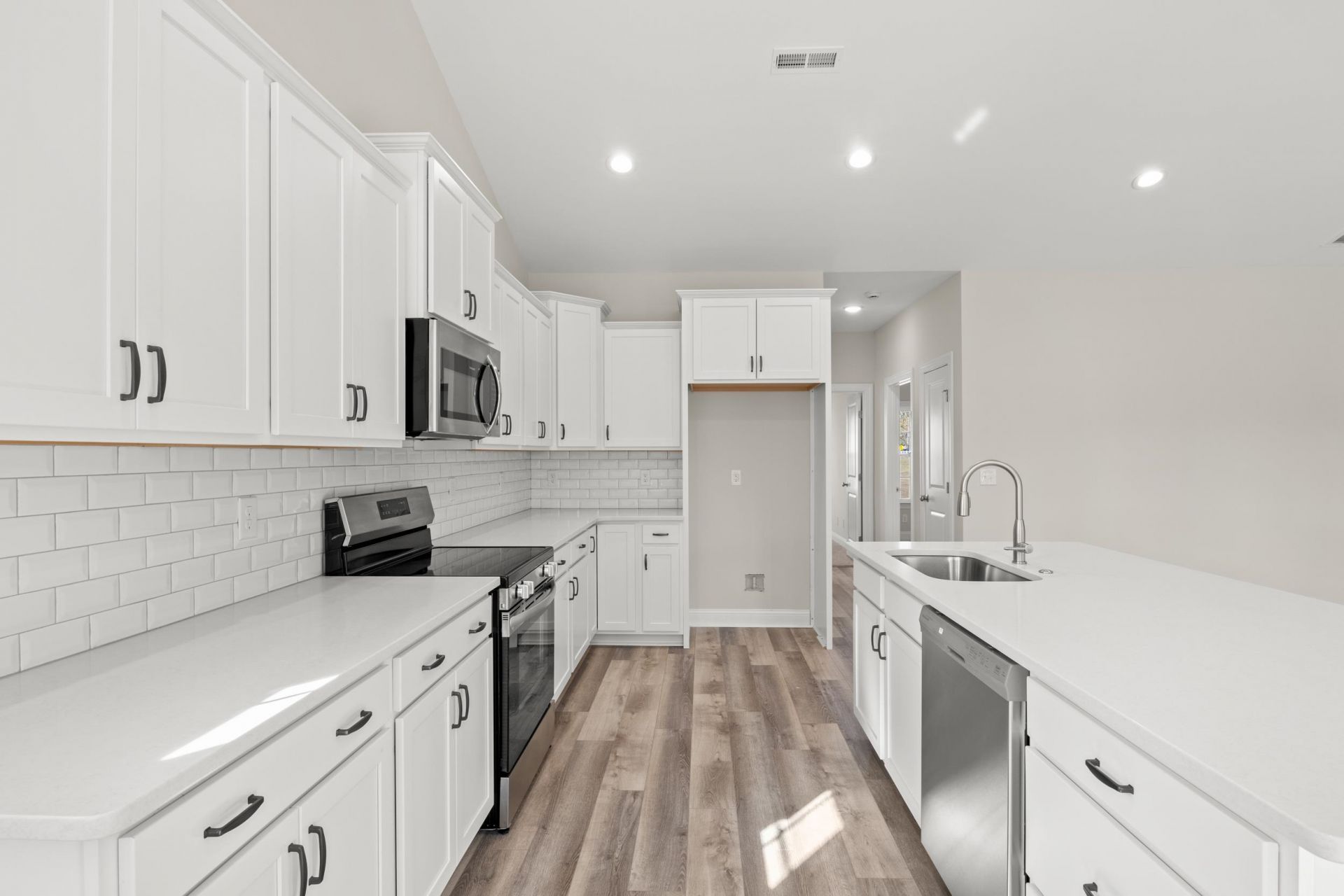 1165 Loop Circle Photo 5