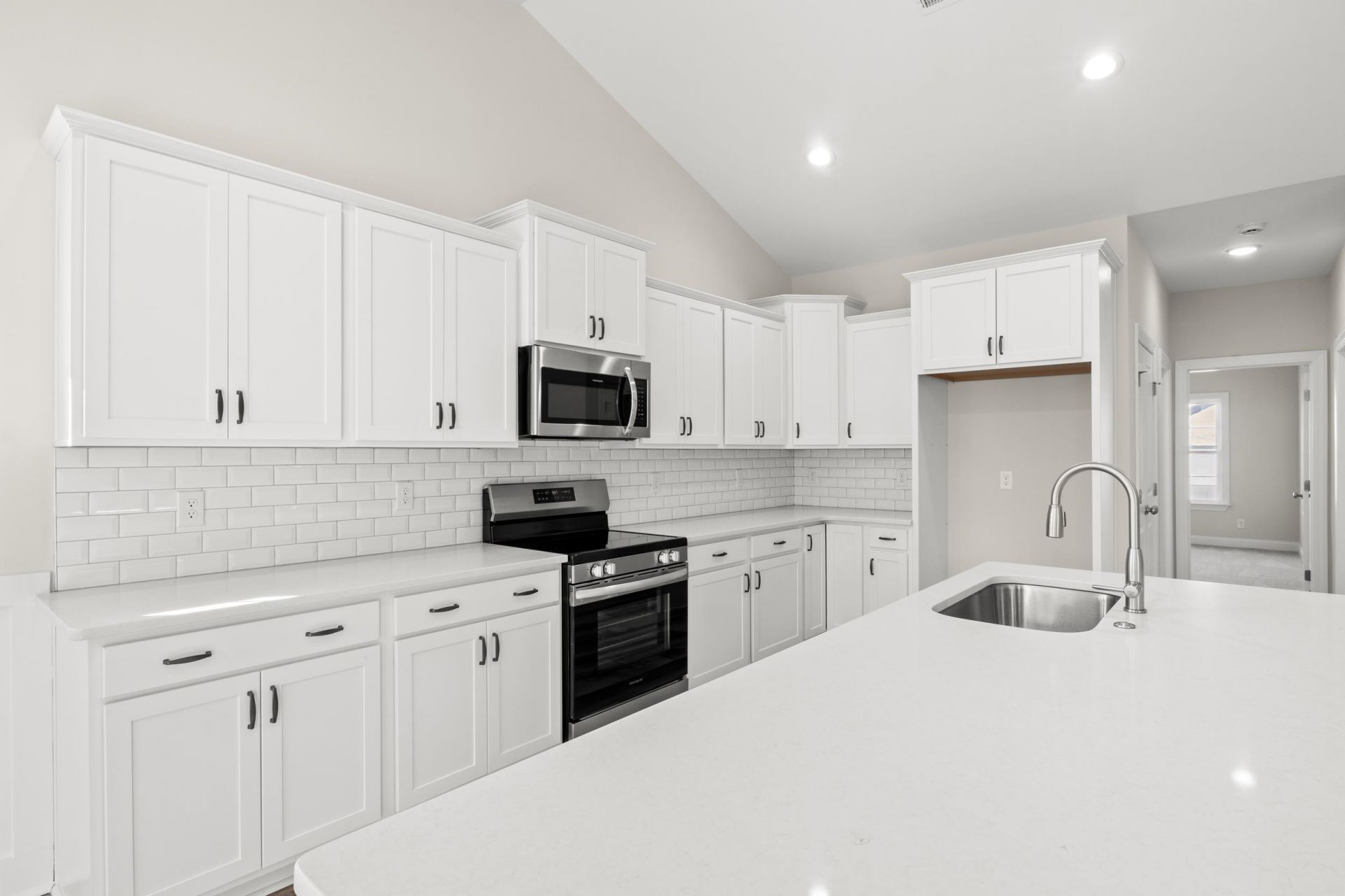 1165 Loop Circle Photo 6