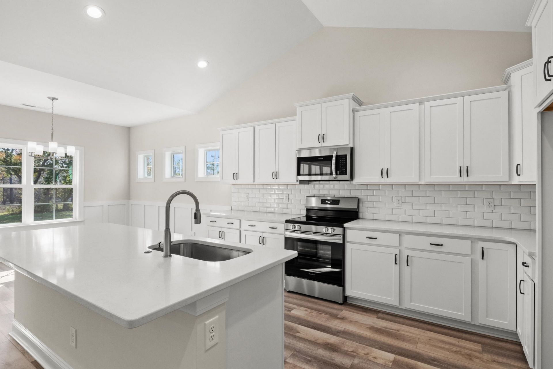 1165 Loop Circle Photo 7