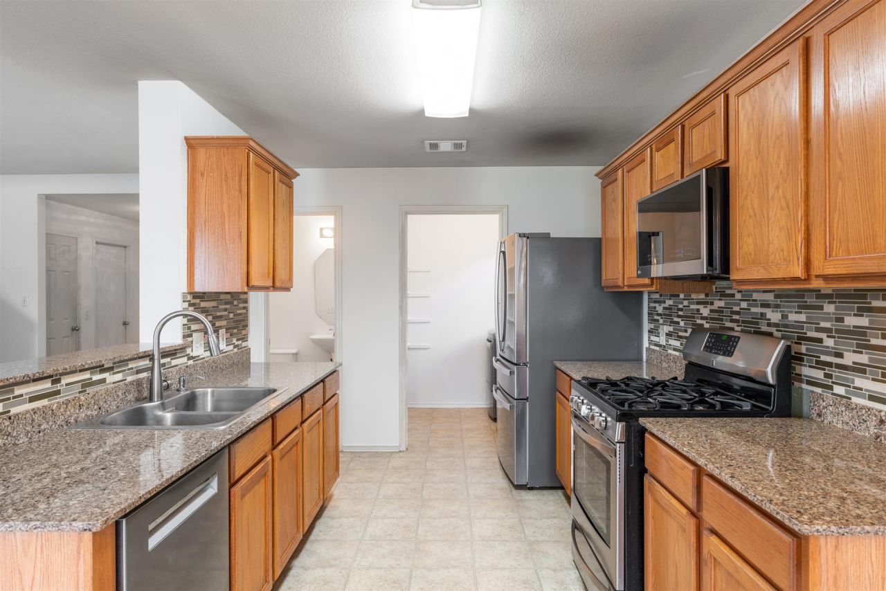 205 Stewart Dr, Hutto, TX 78634 Main Photo