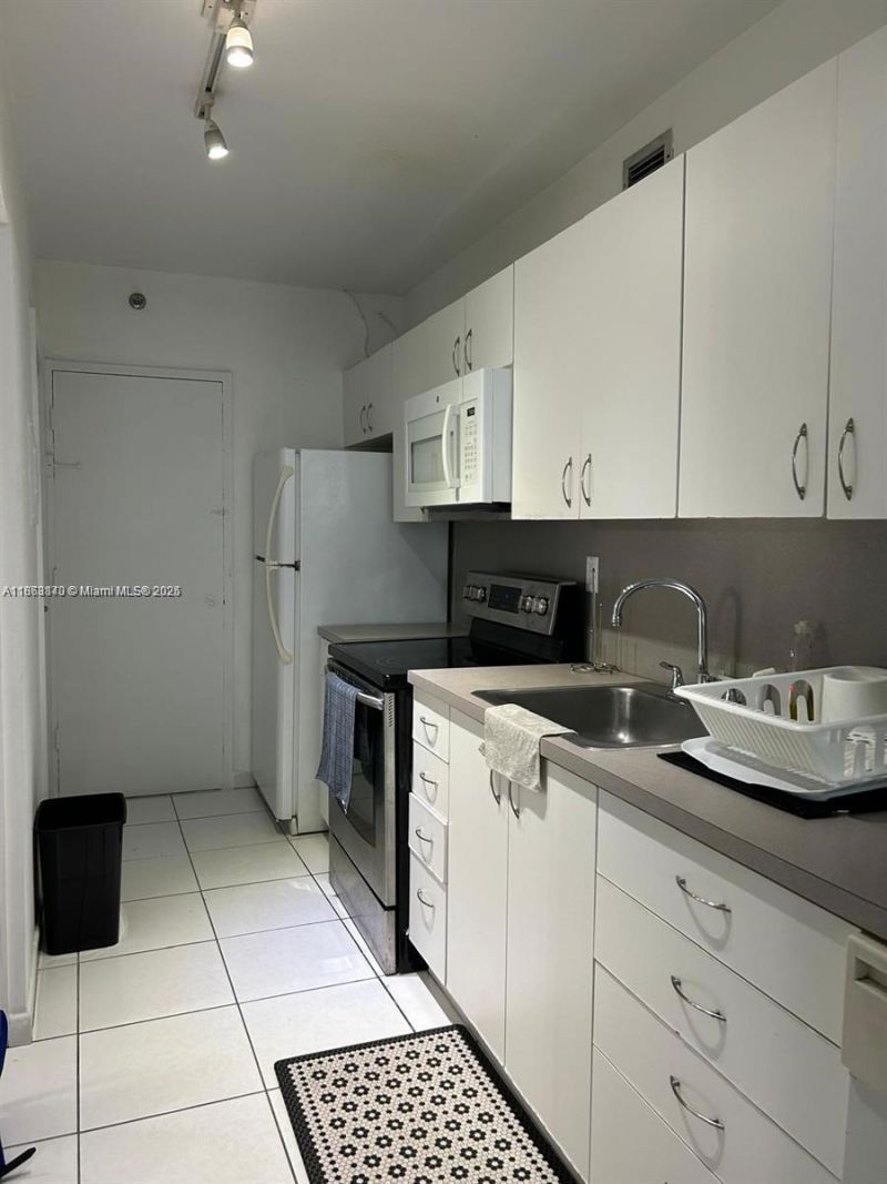 100 Lincoln Rd, Unit 437, Miami Beach, FL 33139 Photo