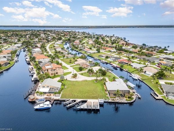 2208 SE 27th ST, CAPE CORAL, FL 33904